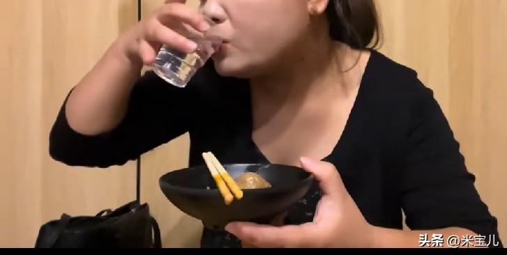 看到一位做自媒体的女士，
天天发的视频就是大块吃肉，
大口喝酒。
也不化妆也没有