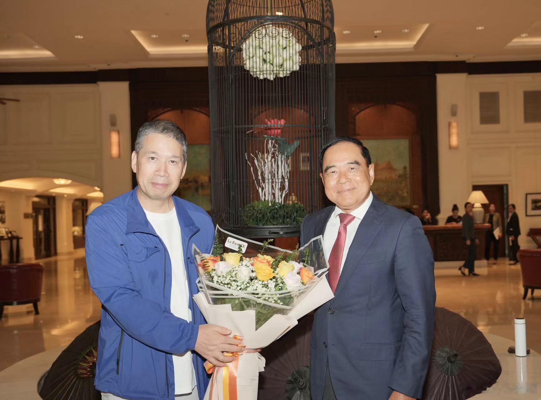 李突部长在住地亲切欢迎周晋峰与世科院考察团一行🔹金边快讯（2025年11月13