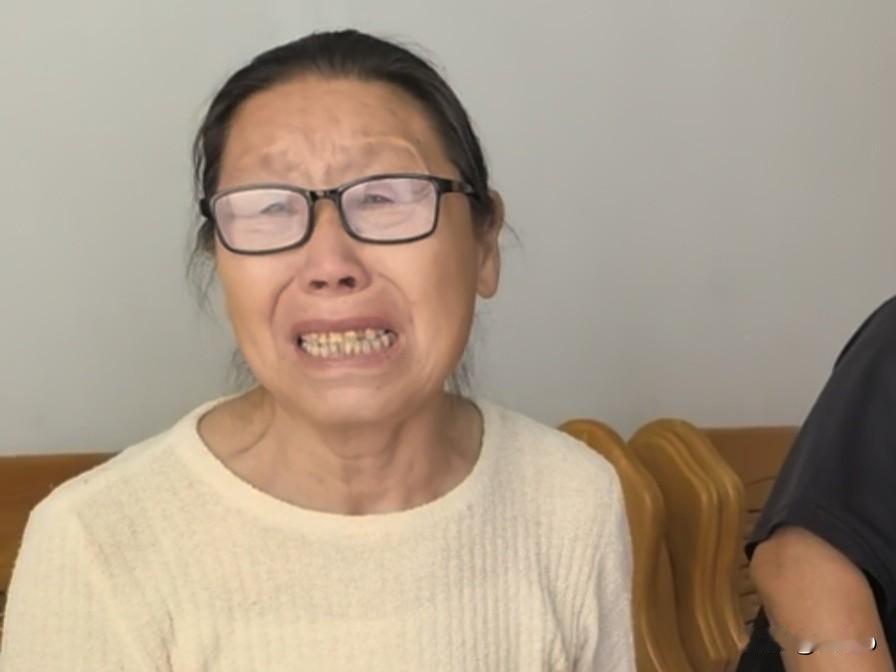 月薪2000的70岁保洁阿姨，一审被判替女儿还101万。老人哭着说：那通承诺还钱