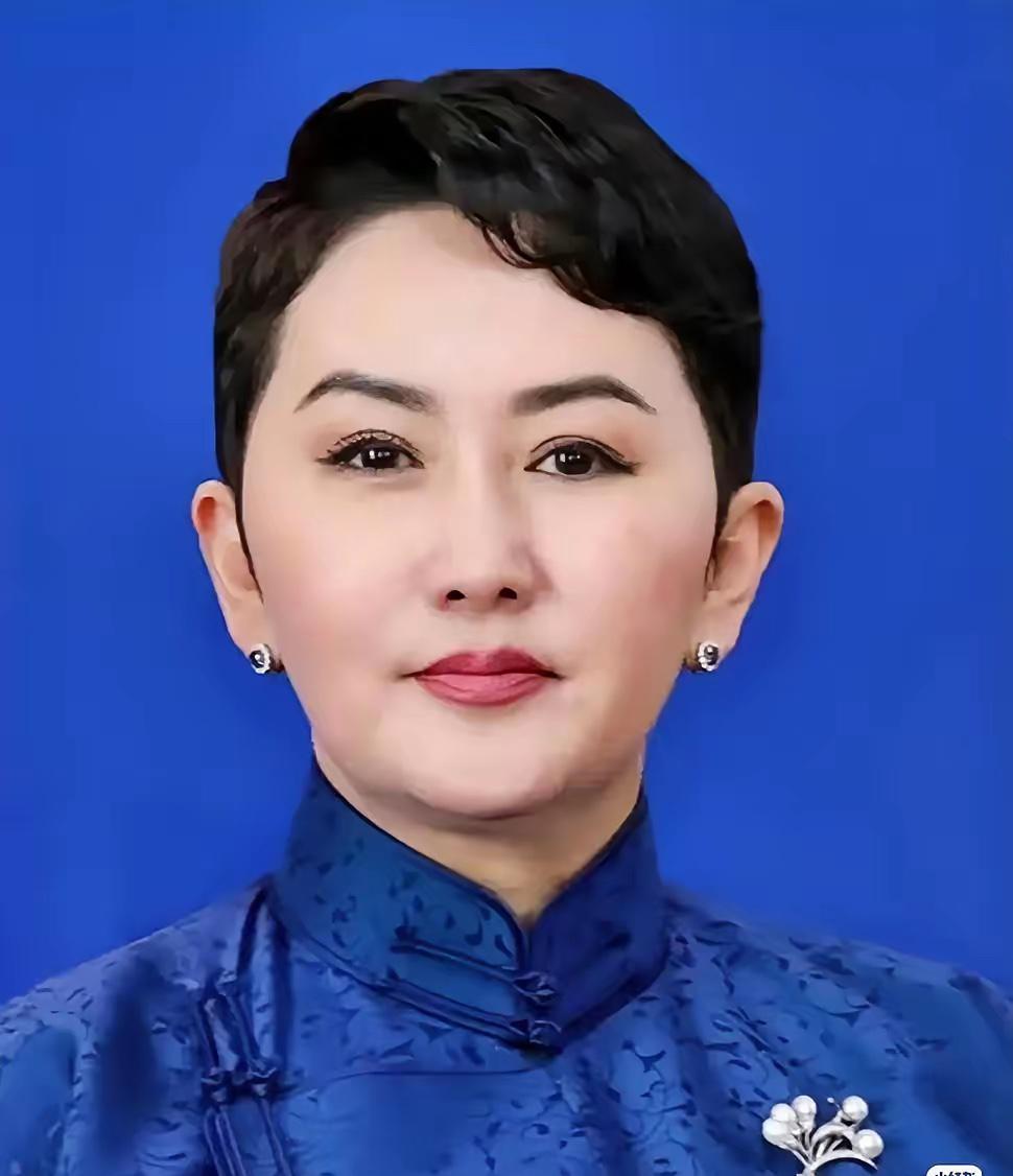看到蒙古国女外长巴特策策格的履历，心里着实有些感慨。在如今讲究包装的时代，像她这