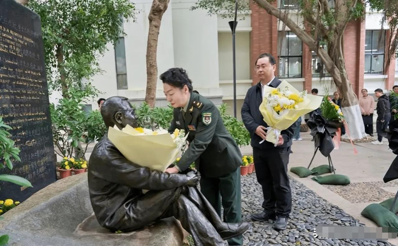 2026年，在陈景润先生逝世30周年之际，夫人由昆来到厦门大学丈夫铜像前为丈夫献