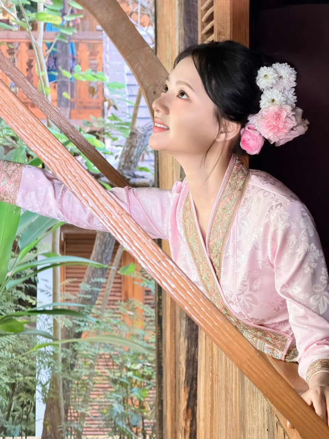 任敏一键入傣哈哈哈哈哈氛围感瞬间拿捏住了！任敏沉浸式解锁傣妹造型精致簪花盘发又甜