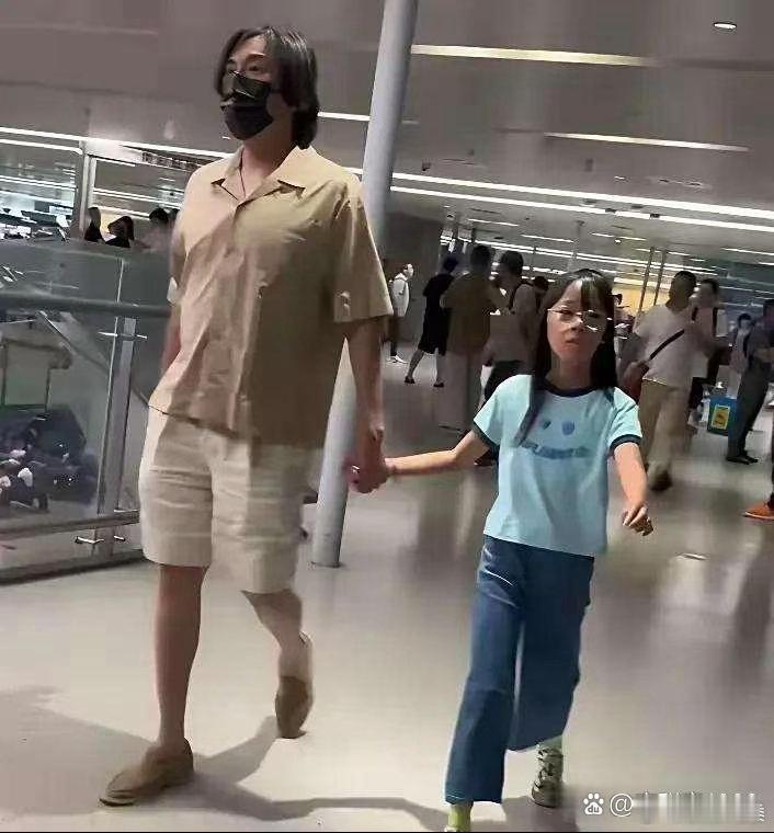 伊能静和秦昊的女儿小米粒，这是一点没遗传妈妈的好基因，妥妥的小秦昊 