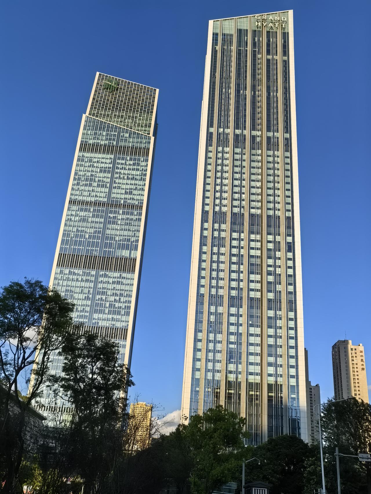 昆明的地标，昆明的第一高楼，知道这再幢楼分别是多少米的高度吗?
