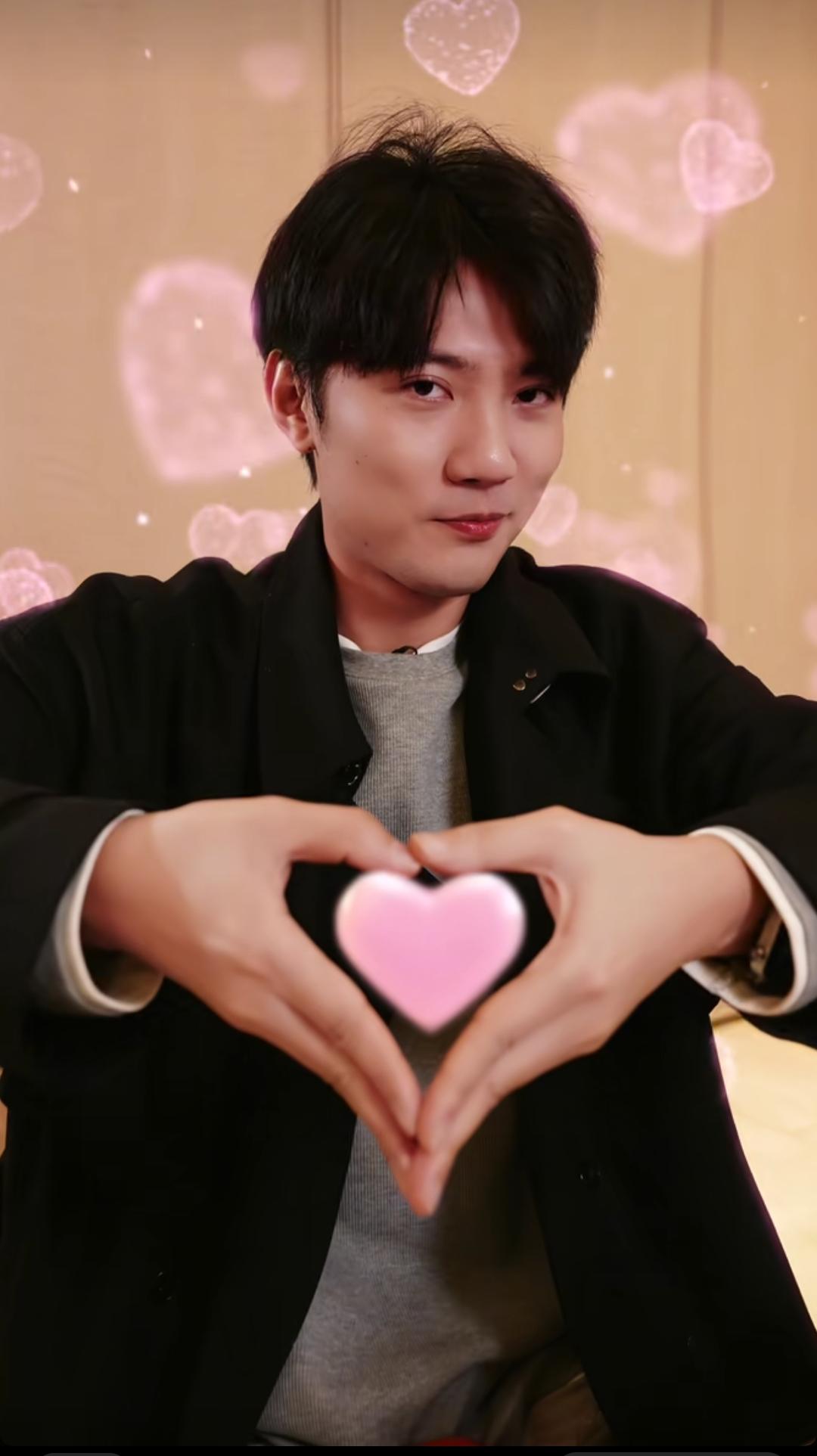 鹏鹏这理工直男终于温柔了一次，笑富了，❤️爱心姿势不能掰开苹果呀！

徒手掰苹果