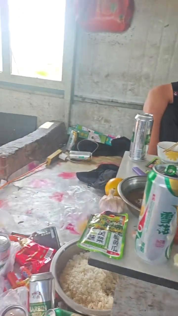 真的绿的，一顿整不下。爷们给你修一个身，美的野外风餐露宿。
