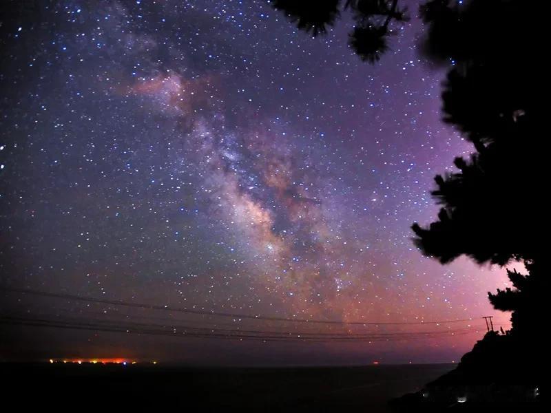 《满江红·即景抒怀》
浩气云开，登绝壁、银河倒列。回首处，长缨揽月，壮心难歇。千