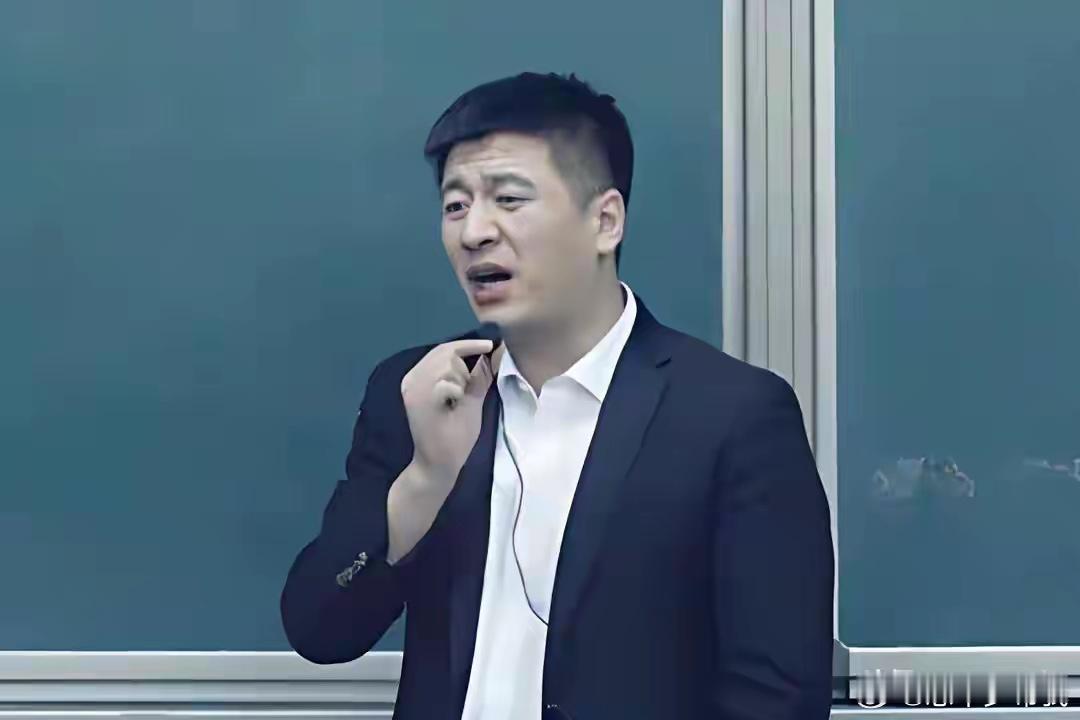 张雪峰走后5个月，被河南烧烤老板撞脸，却因AI造假被扒个底朝天 