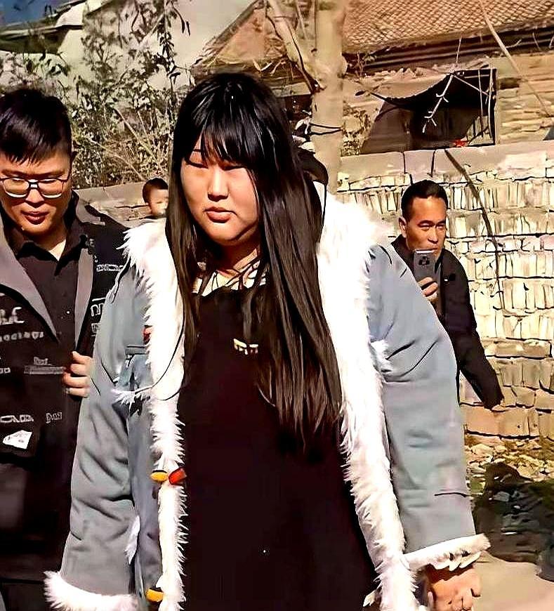 别再笑大衣哥那对儿女了，一个对自己下死手，一个把流量踩脚下，这才是顶级玩家的清醒