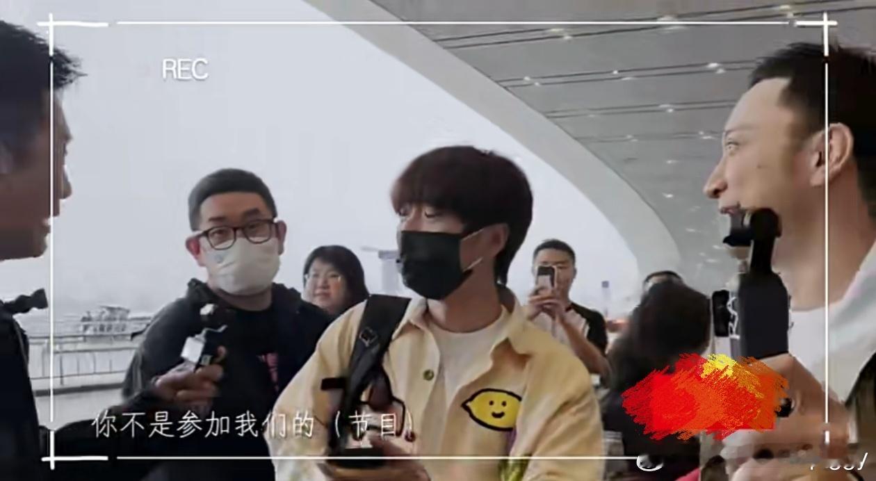 #陆虎在北京机场又捡到活了# 太好笑了！陆虎真的自带综艺效果，谁家艺人在机场捡活