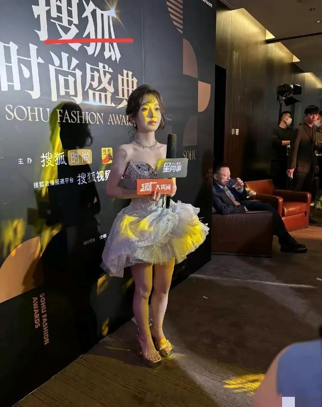 没有对比就没有伤害！蒋欣171cm，到“狐”字这里……[允悲] ​​​