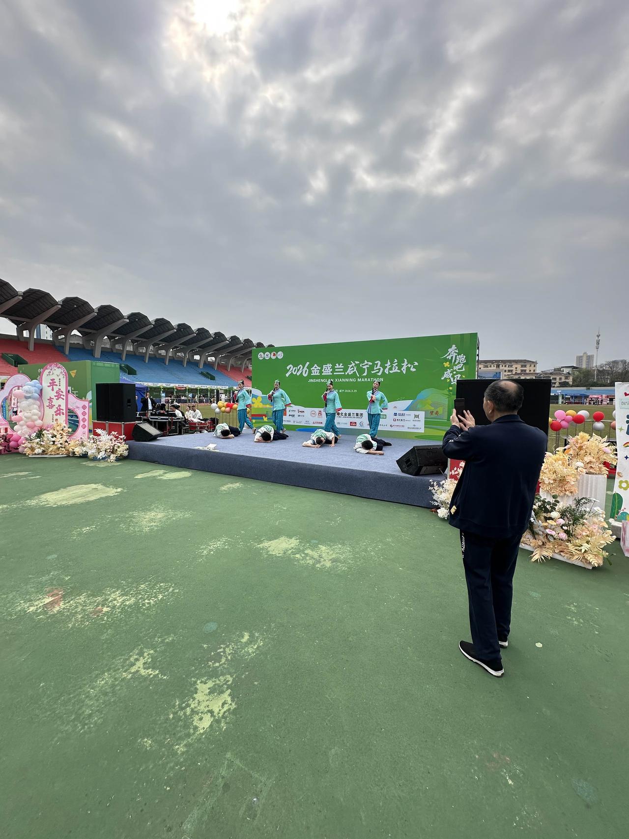 22天内的第四场全程马拉松，来咸宁体育中心领参赛包，这也是我第二次参加咸宁马拉松