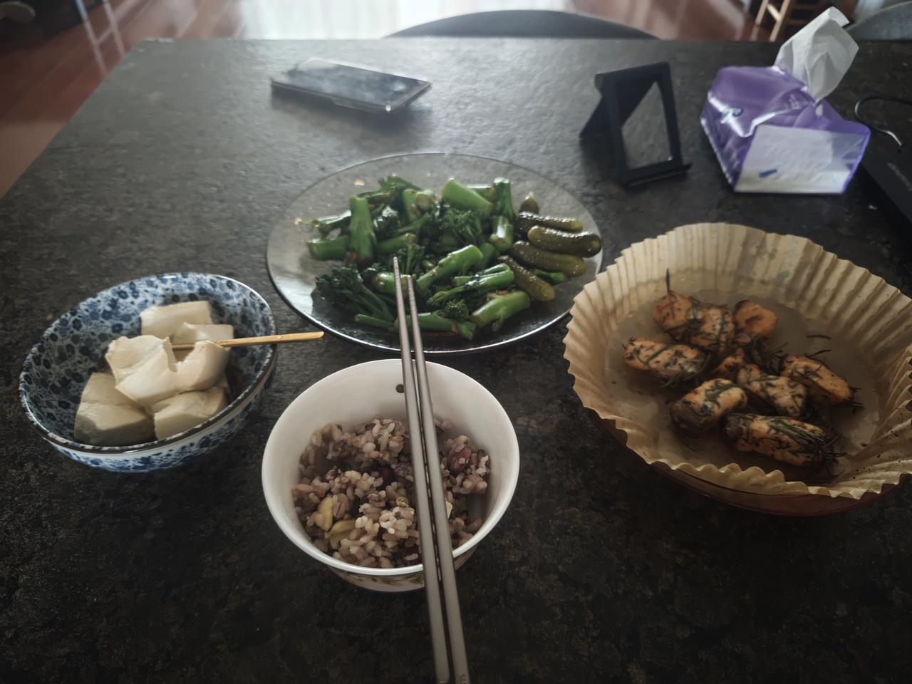 今日午餐：
烤三文鱼。
豆腐。
长杆西兰花。
酸黄瓜。
杂粮饭。
无糖希腊酸奶。