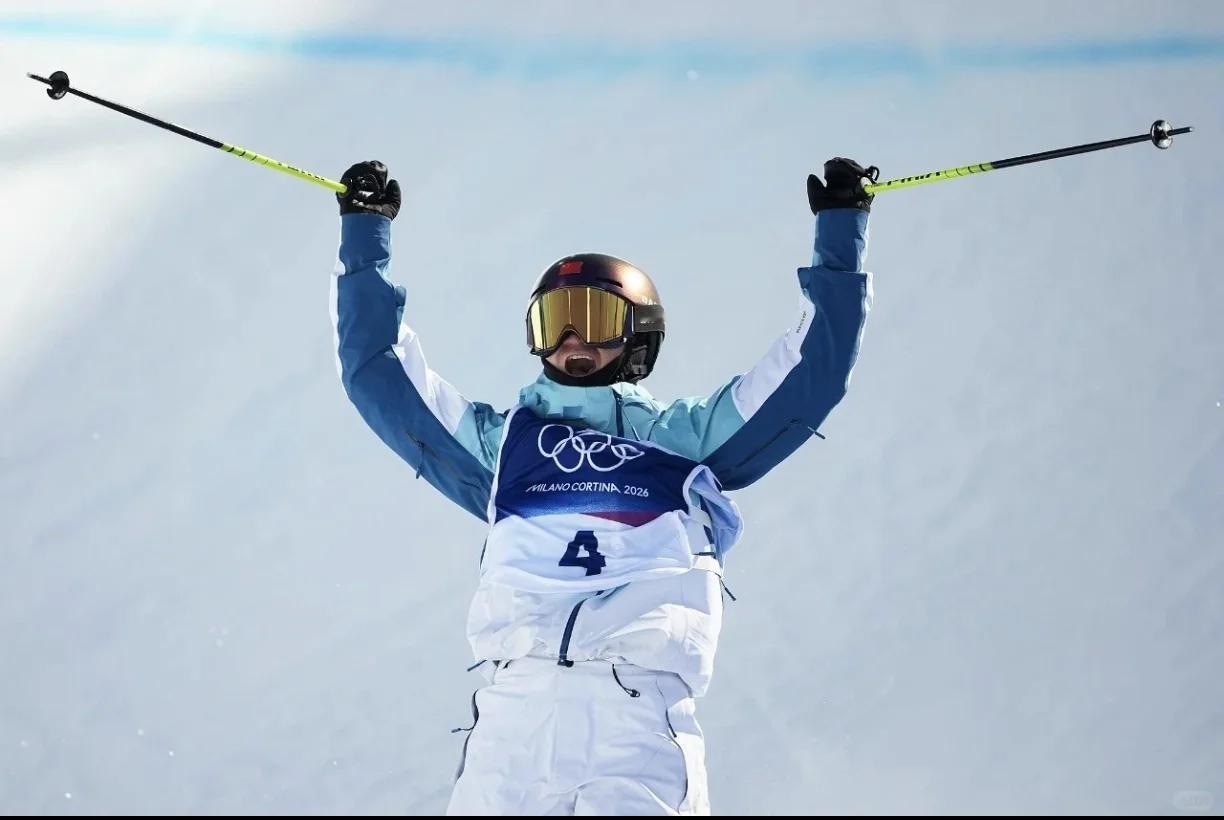 谷爱凌金牌自由式滑雪女子U型场地技巧决赛，谷爱凌强势夺金，李方慧稳稳摘银，中国双