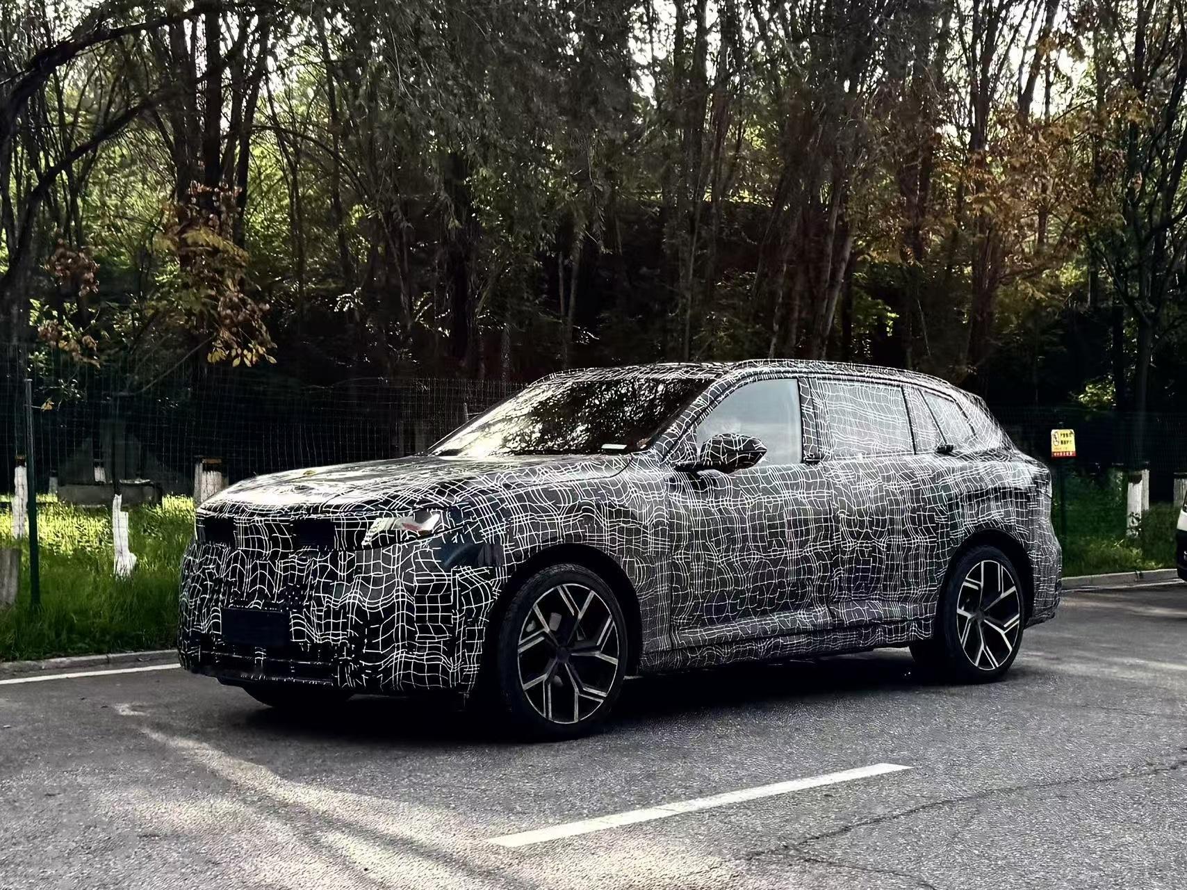 今天在高速服务区碰见一辆宝马全新X5伪装车，这个车看着体量不小，挺有气场。 