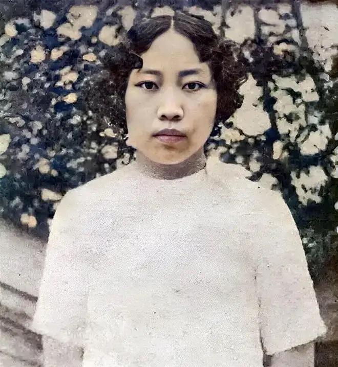 1907年，年仅31岁的秋瑾在绍兴被害，无人敢替她收尸。6岁的女儿王灿芝被送回老