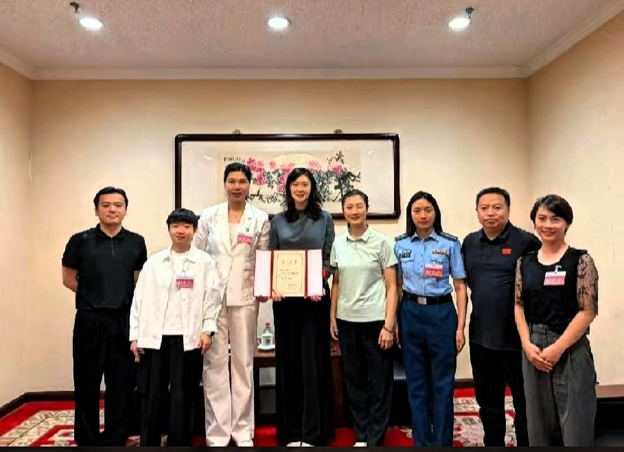 发现新鲜的莎莎
不知道这是参加什么活动
还有师姐丁宁
有的说是参加全国青年联合会