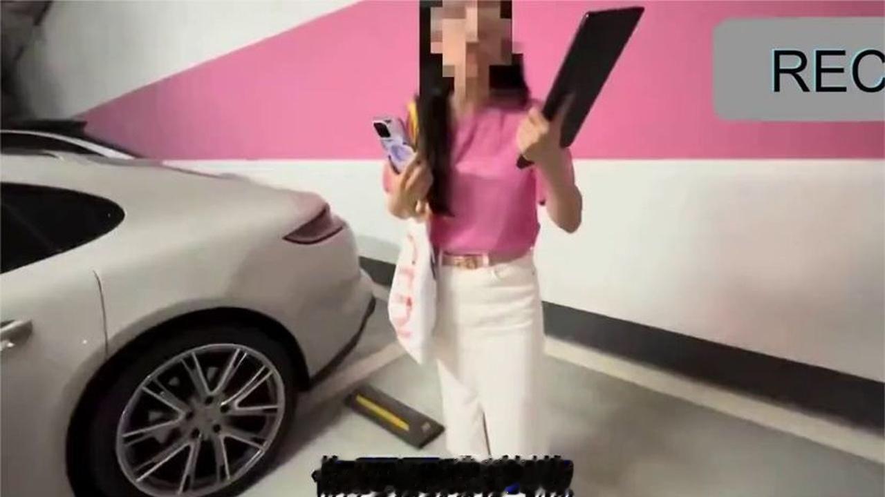 保时捷女车主一车占两位，旁边车主正常停车反遭“教育”