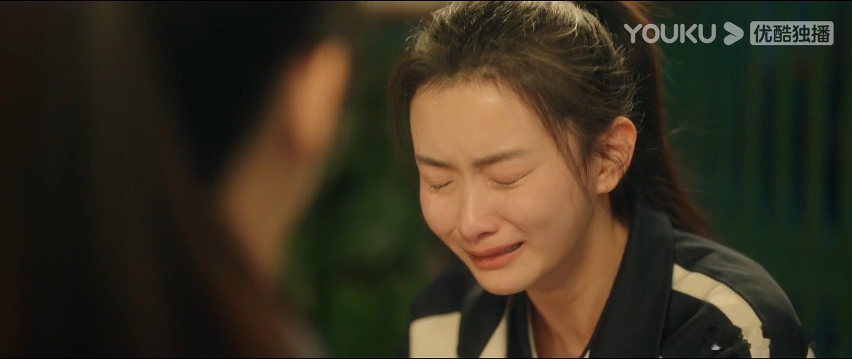 #蓝亦菲两次被父母抛弃# 看得我都跟着一起狠狠心碎了，为什么蓝亦菲要经历这么多的