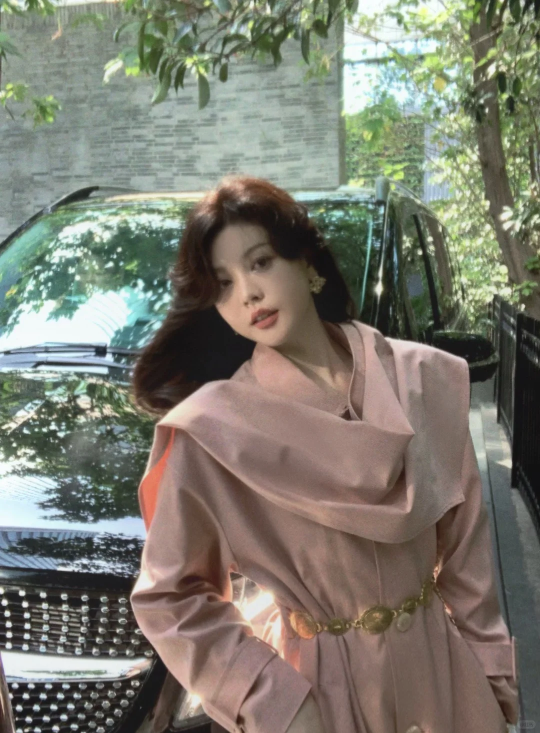 说话都要变温柔的粉风衣