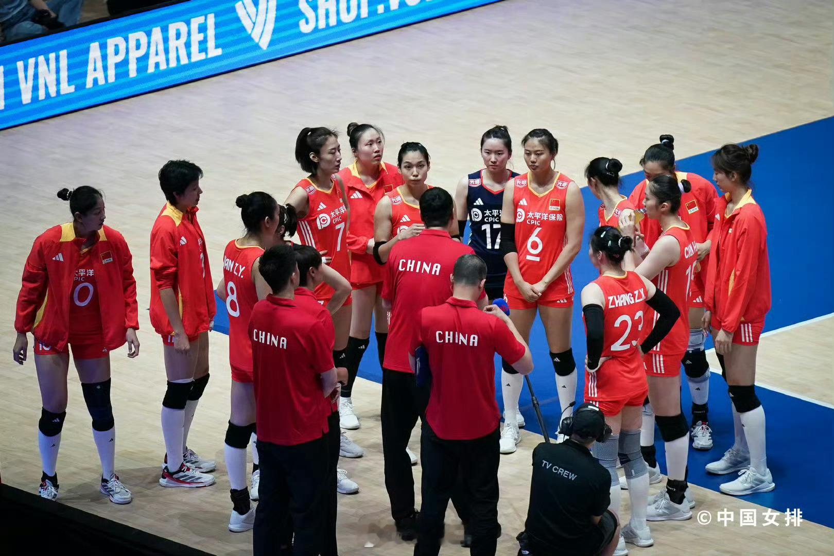 还得恭喜一下中国女排，她们在世界女排联赛美国阿灵顿站上3比2逆转击败德国女排，而