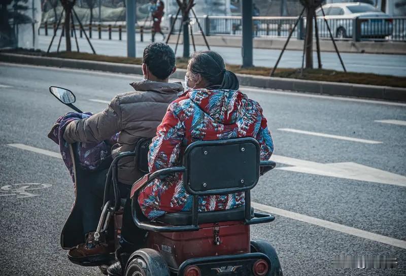 老年人的爱情，比年轻人更狠、更真、更长久。

我家楼下这对老夫妻，穷过、难过、差