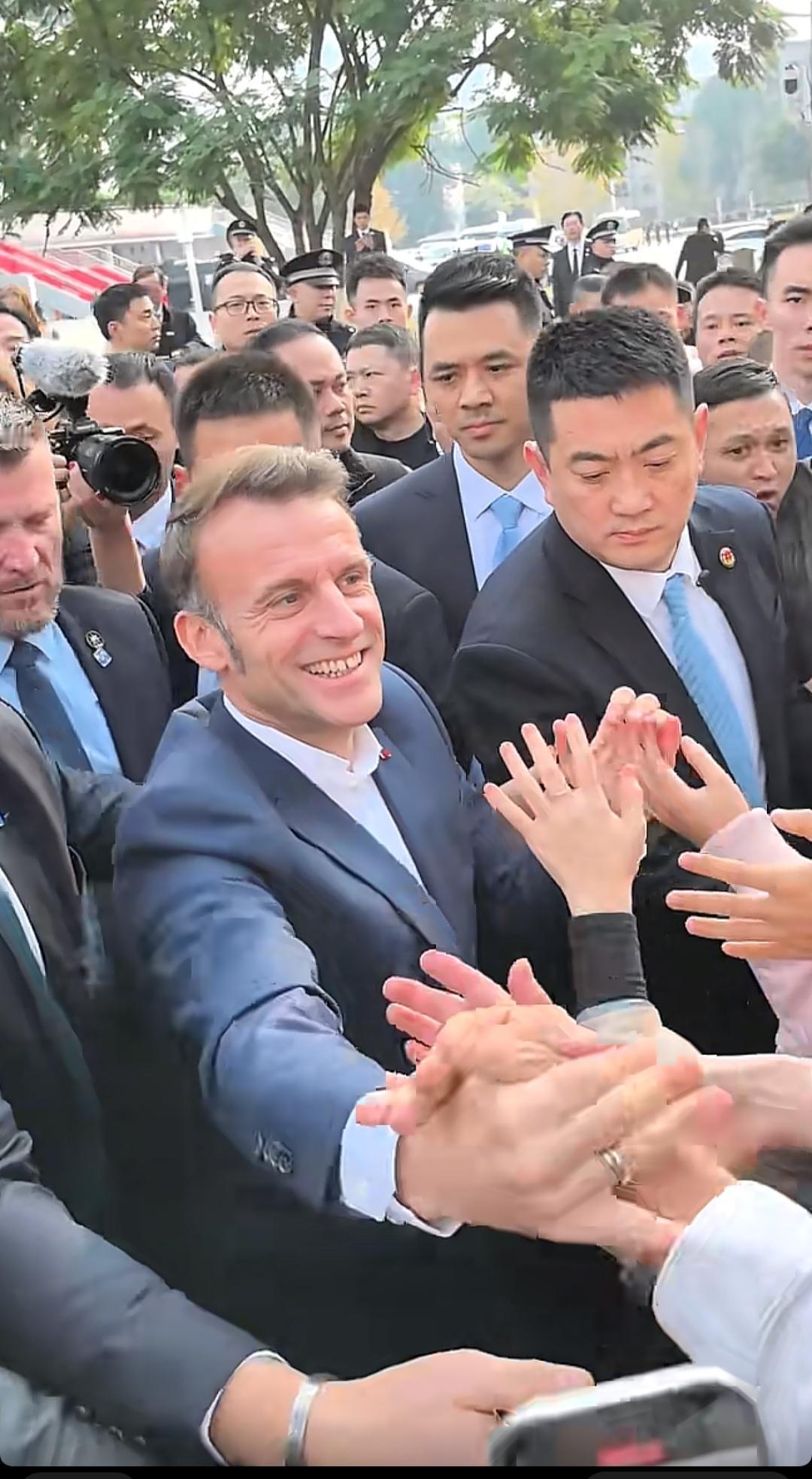 四川大学，抢着和马克龙总统握手的学生们！
没和市长握过手，却有机会和总统握手，太
