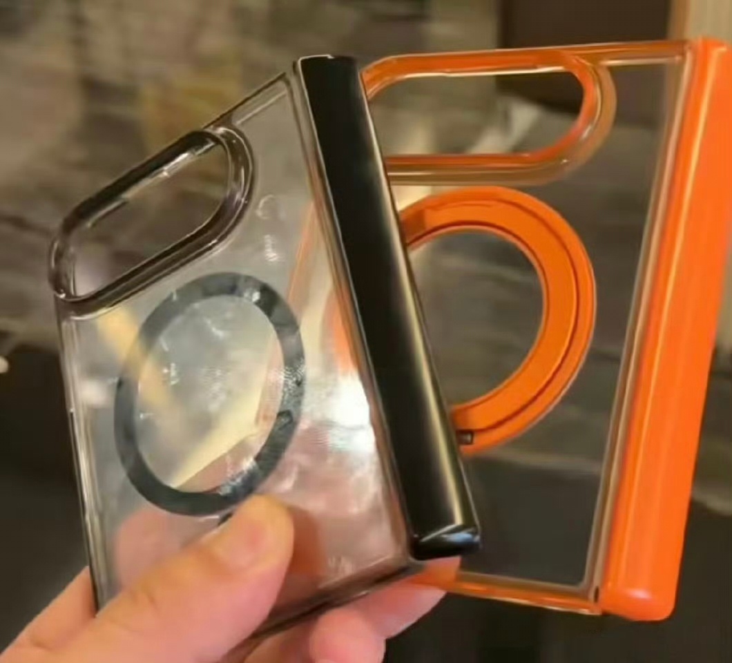 折叠iPhone手机壳曝光折叠屏手机的手机壳方案基本都是这样，大差不差；外观大小