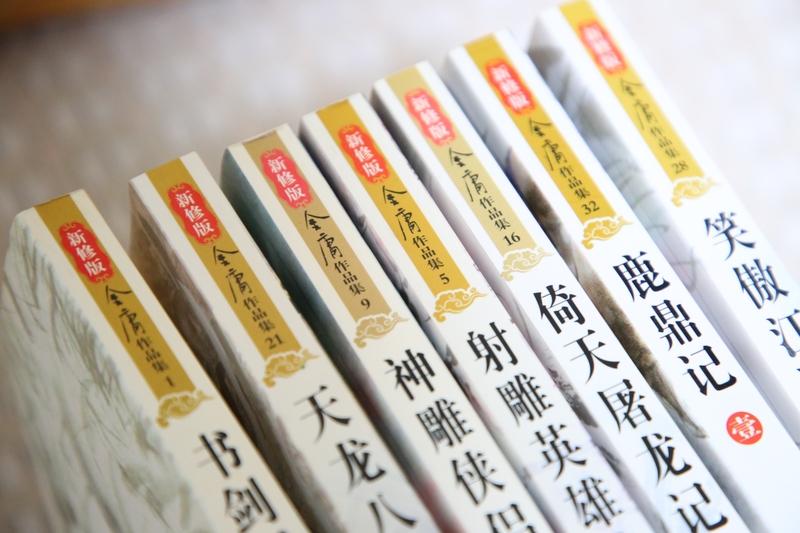 金庸和古龙,谁的文笔更佳? 谈及金庸和古龙的文笔，那可谓是难分轩轾。金庸文笔功底