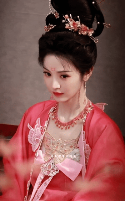 【田曦薇】芙蓉不及美人妆 ​田曦薇的猫半条人 ​​​