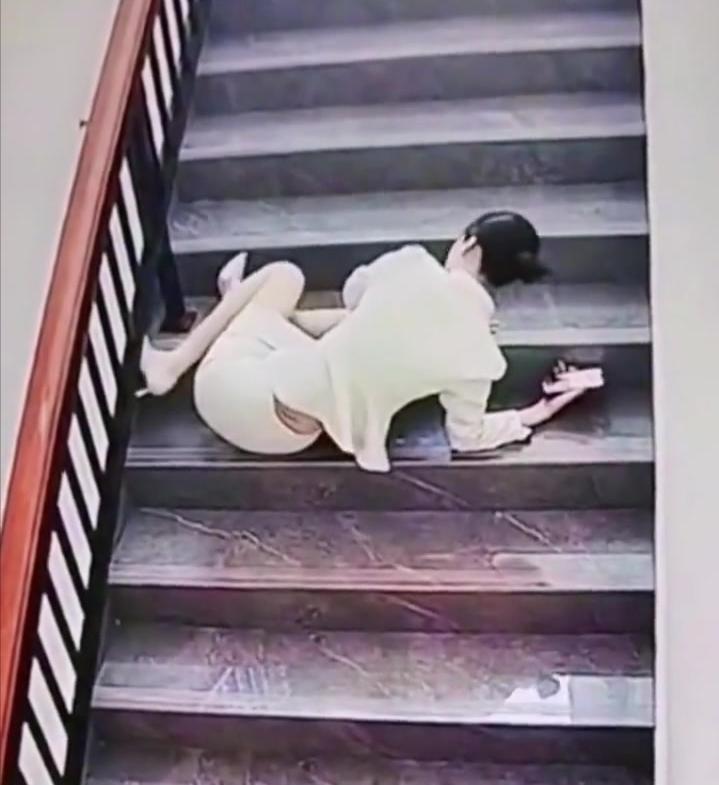 “当代周扒皮！”广西南宁，一名女子为了抢在公司早高峰的电梯里准时打卡，天天先下到