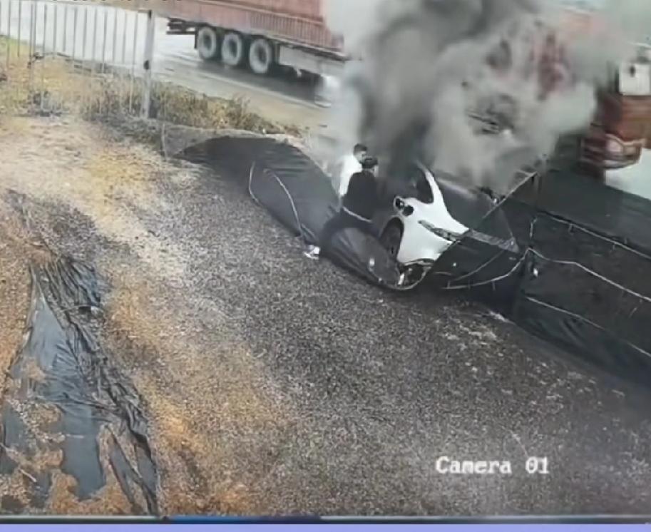 这就是新能源车主想要的科技感，隐藏式门把手，这是真正能出事故，连门都打不开，幸亏