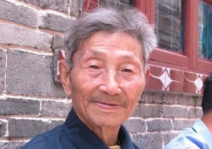 1979年，老汉肖成佳站在 最高人民检察院 大门口，他从 江西赣州 坐了三天三夜