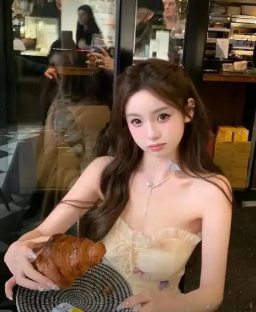 #懒懒维护王思聪#王思聪的现任女友懒懒在线怼网友评论，称网友是嘴巴上舒服，要做个