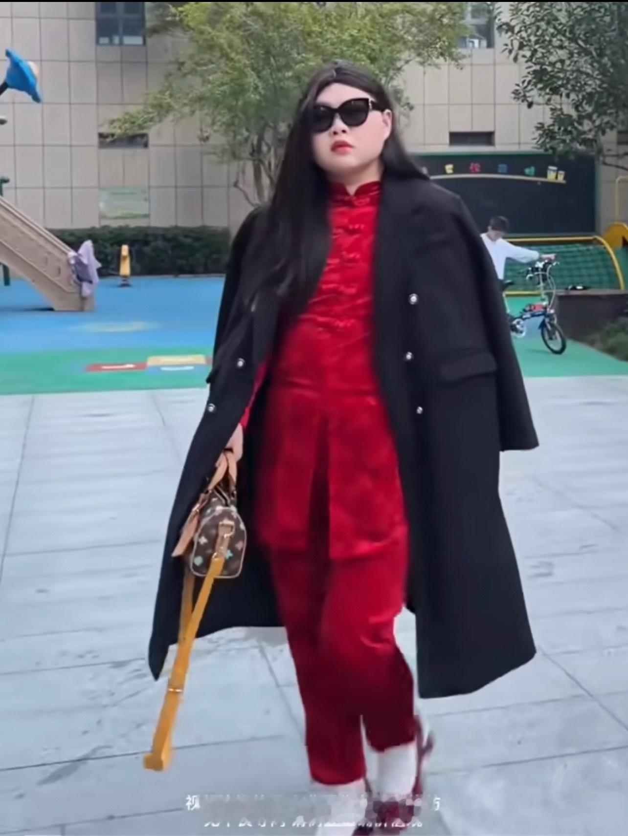 李湘 开庭带着你这堆聚酯纤维地摊货我笑死了哈哈哈哈哈哈哈哈哈哈哈 ​​​