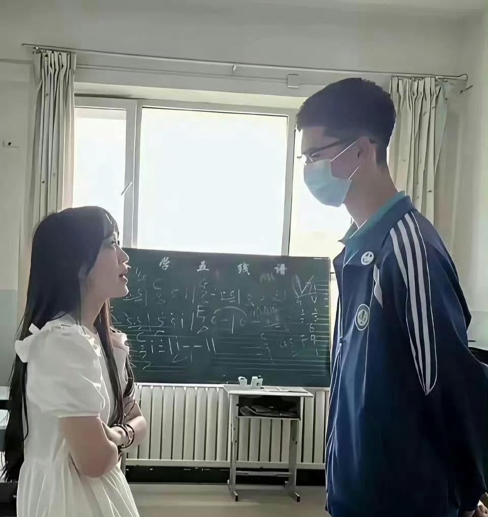 现在才能看出校服的重要性，如果都不穿校服，第一眼看过去是不是师生的身份要调换一下