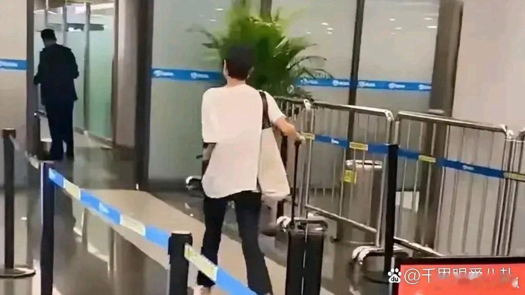 马伊琍机场生图状态，也太瘦了吧，身形看着好纤细！ 