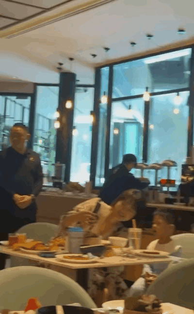 2月26日新鲜的莎莎吃餐时，一个彪形大汉站立在其身旁，在保护她。
这个黑衣彪形大