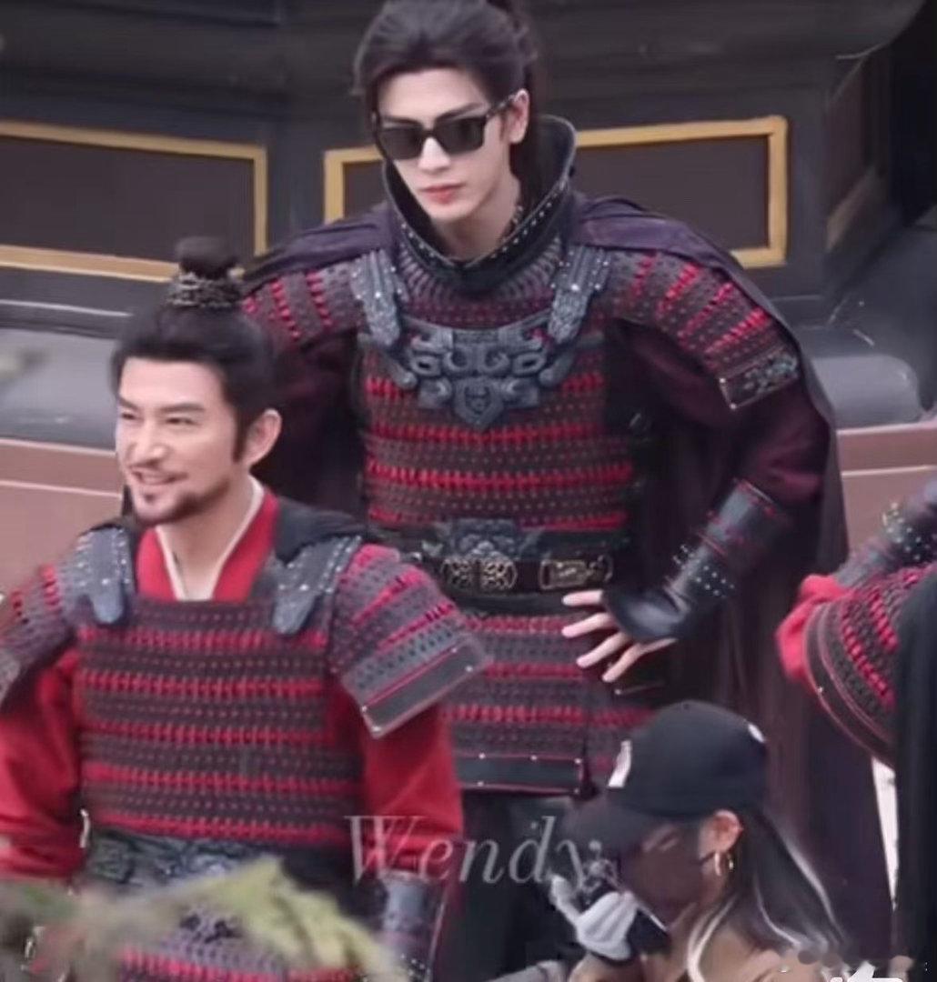 张凌赫古装墨镜穿搭张凌赫古装墨镜look张凌赫古装墨镜look，太帅了， 