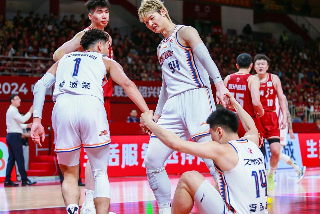 上海124:91广东，对上海队主要球员打分评价如下:
1，洛夫顿！:9.8分——