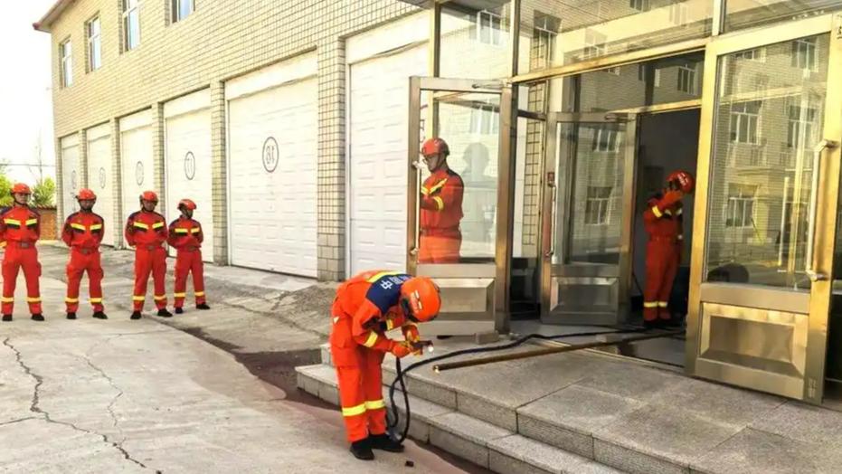 11月4日的通报，2025年度消防文员招录过程中出现了违规操作。

笔试合格人数