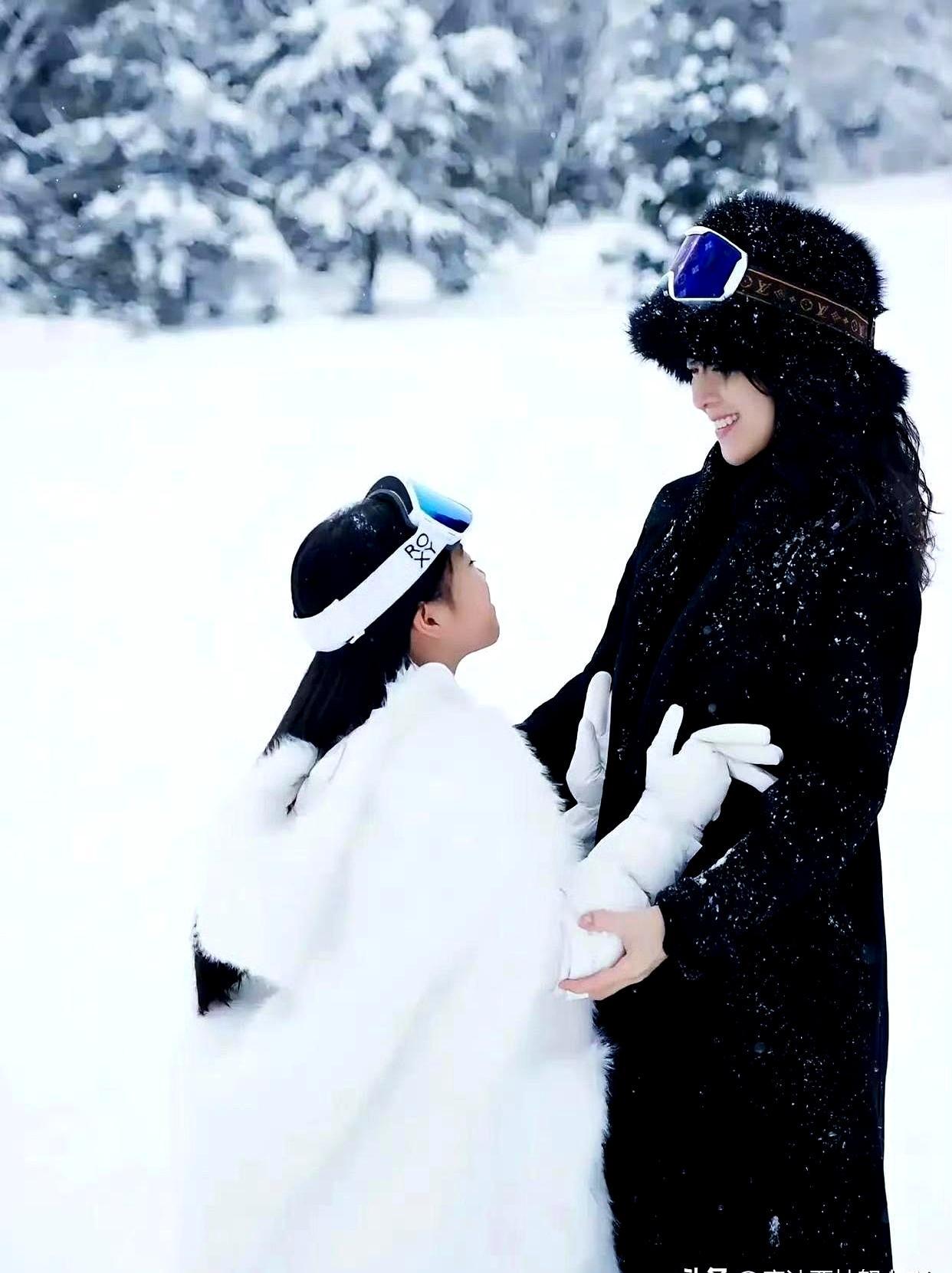 46岁生日，章子怡把富士山当背景板，黑大衣白围巾，旁边9岁的醒醒白羽绒服黑裤子，