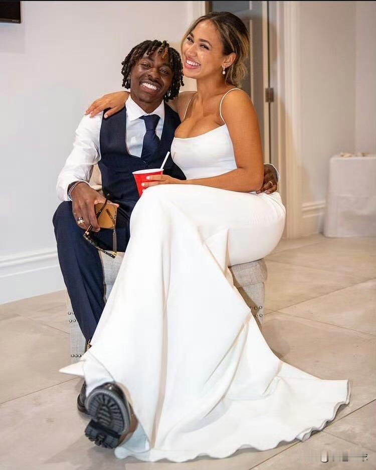 埃泽多次公开表达对妻子的感激之情，称她让自己保持谦逊和专注，是人生中不可或缺的支