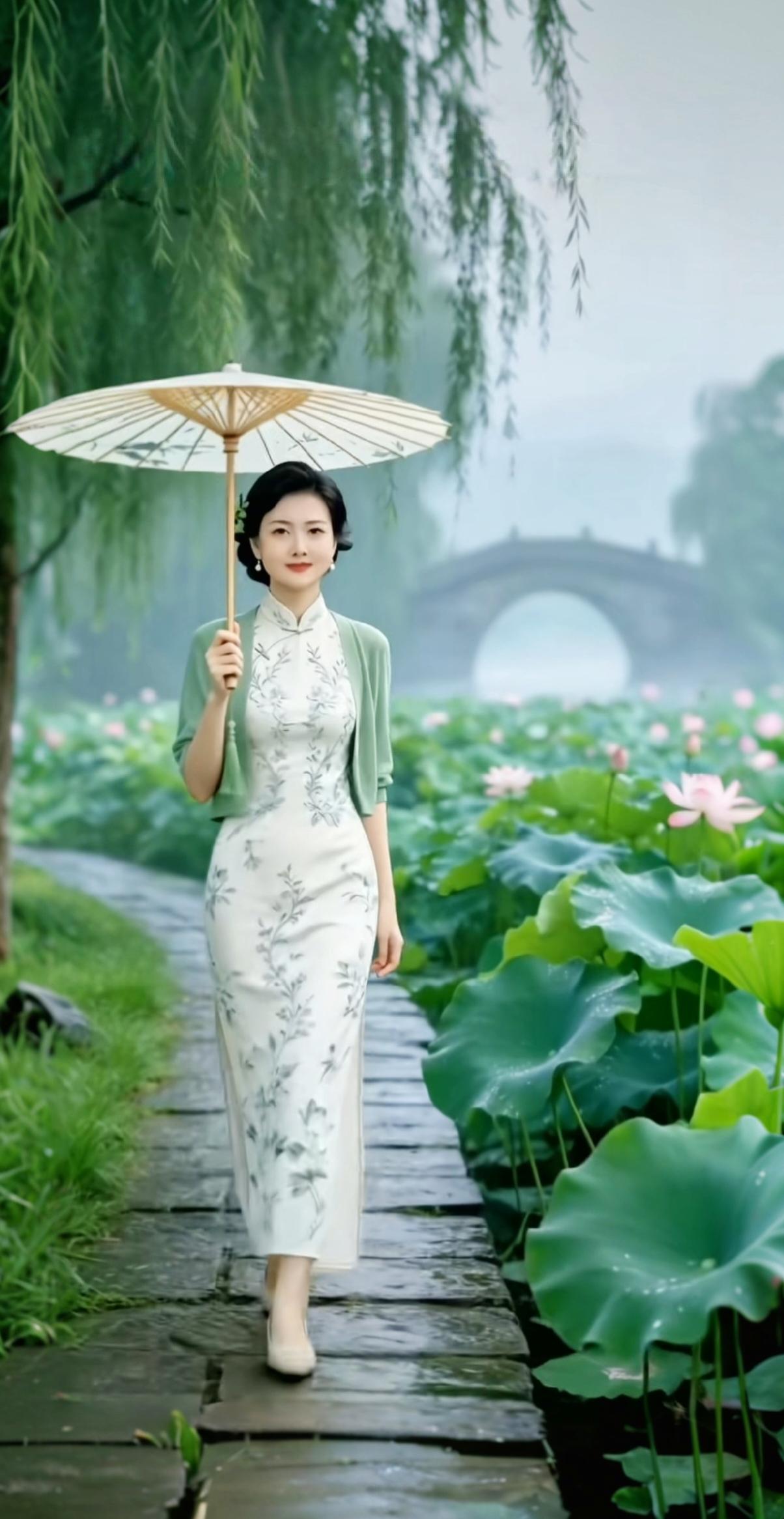 柳岸晴光映晓妆，
凌波顾影暗生香。
云鬟轻挽春山秀，
笑靥微凝秋水长。
风动罗衫