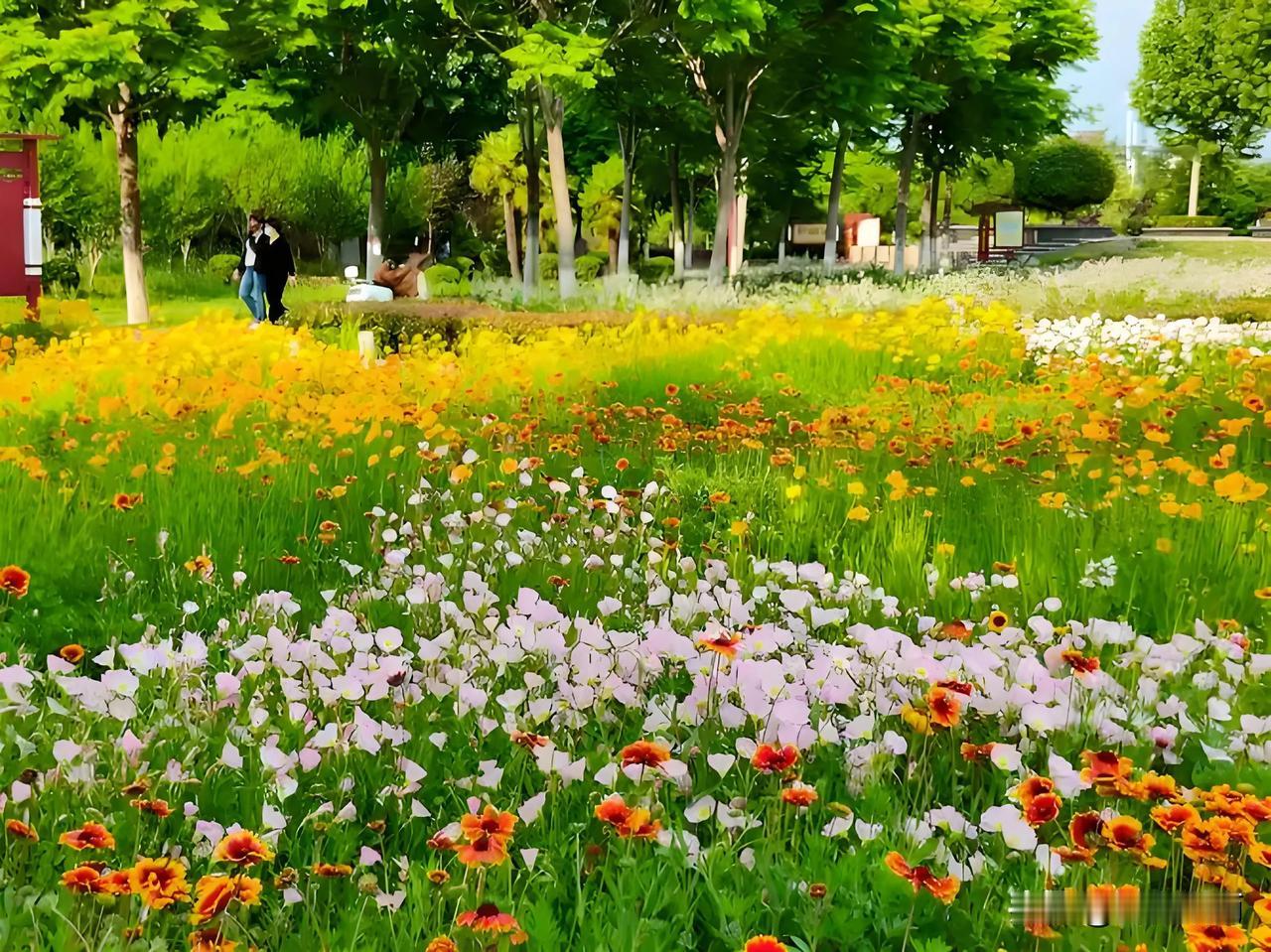 上联：风吹东南西北，
下联：花开春夏秋冬。