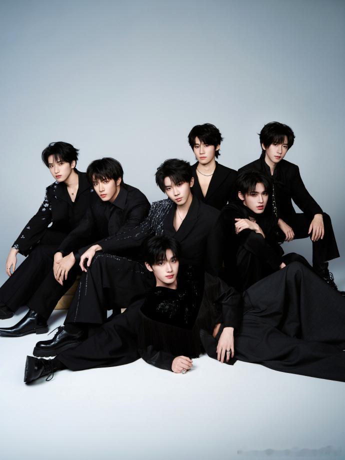 时代少年团不被定义的少年气、时代少年团冷调黑西装冷冽氛围感拉满，精致黑西装尽显高