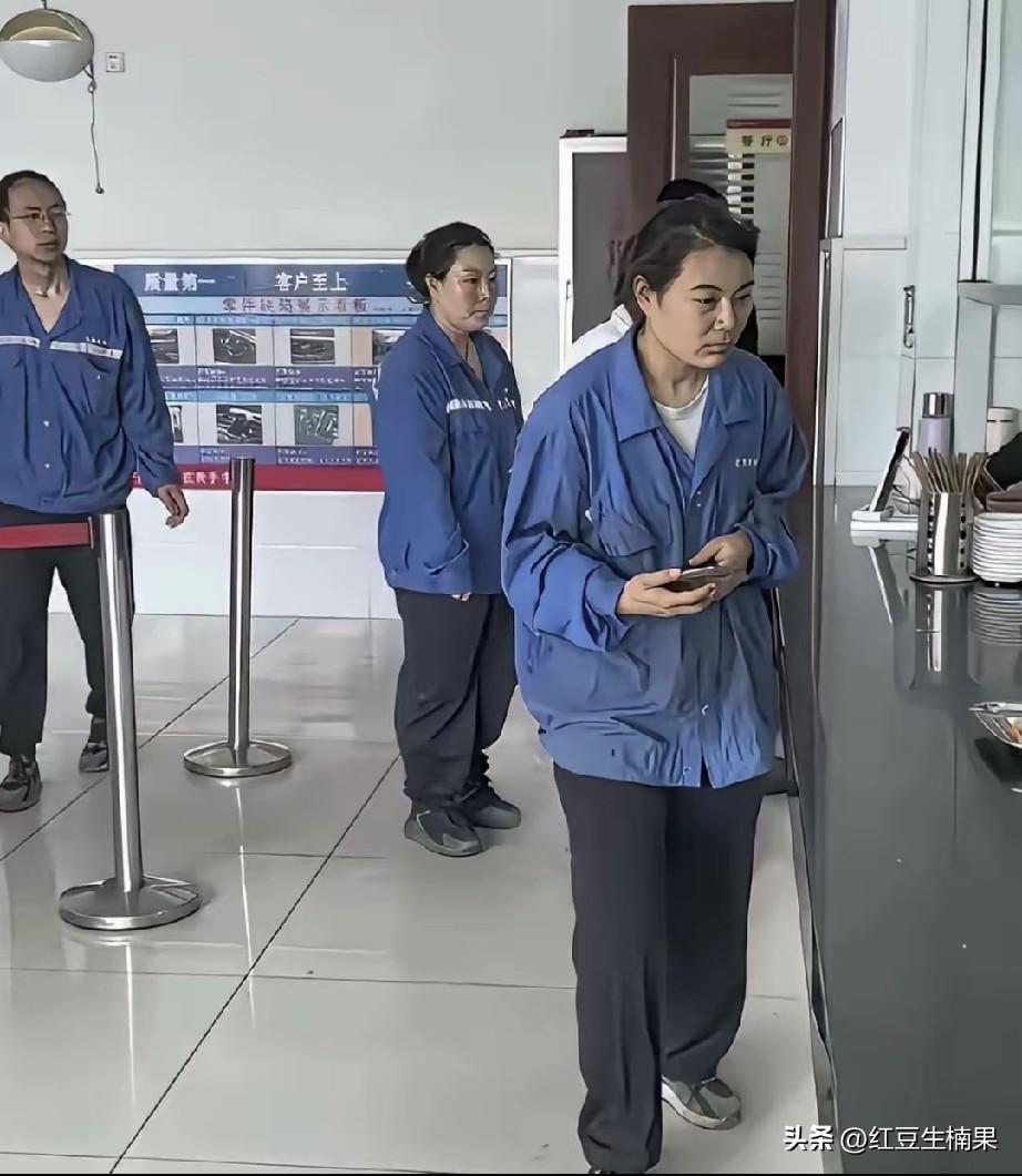 在工厂里上班时间久了，美女直接变成了大妈，毫无朝气，感觉身体被掏空的样子。
没有