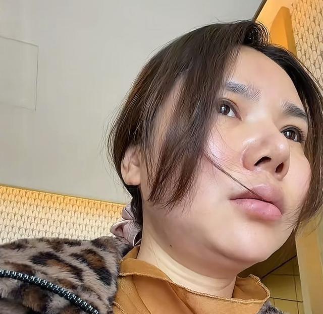 那天早上我正窝在办公室桌角堆外卖盒的椅子上，边啃凉透的煎饼边刷手机，突然弹出一条