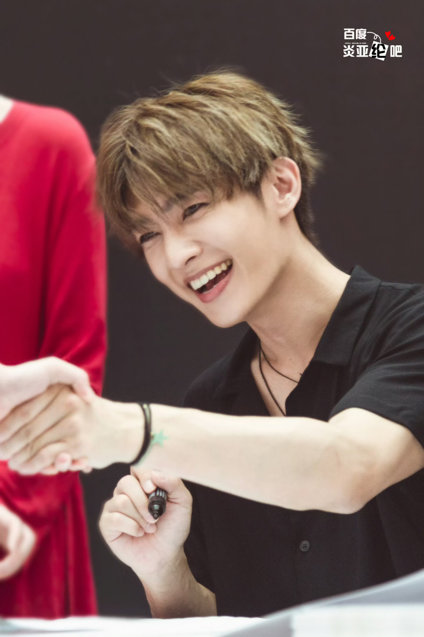 炎亚纶生日见面会太宠粉！进每个布丁房间拍照还能共餐，合照画面神似恋爱官宣，这门票