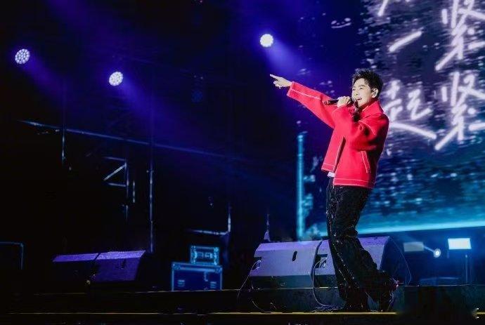 林志颖平乡演唱会场外名场面 林志颖平乡演唱会场外惊现“树上歌迷团”！老中青三代人